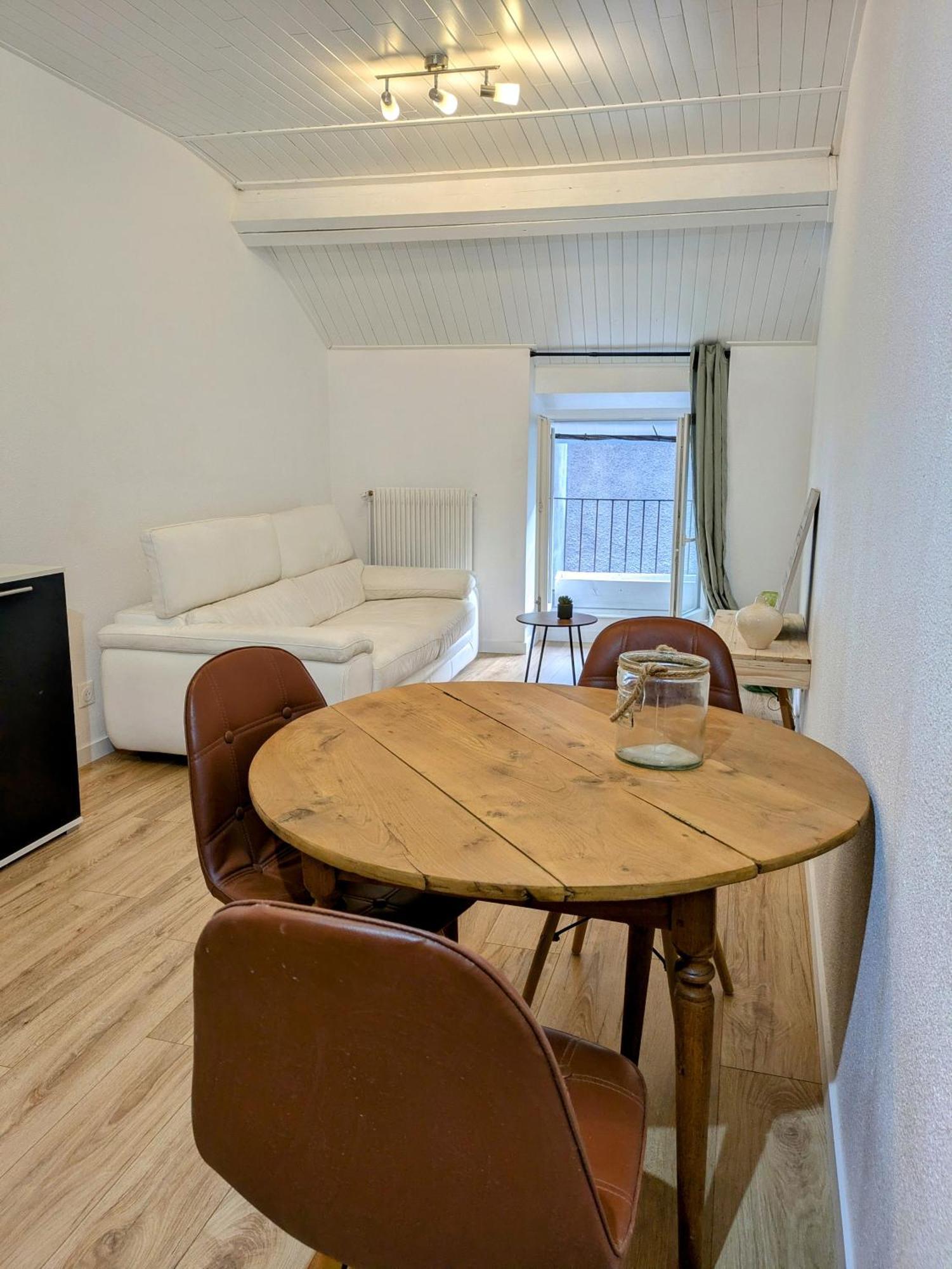 Appartement Sous La Tour à Poligny  Extérieur photo