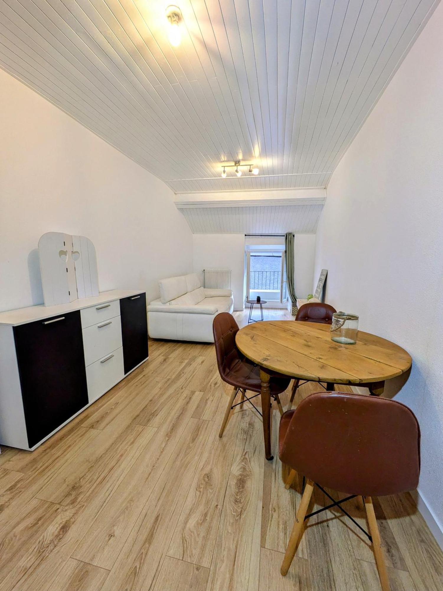 Appartement Sous La Tour à Poligny  Extérieur photo